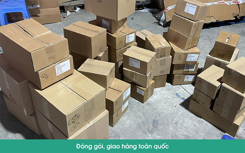 đóng gói và giao hàng balo thời trang