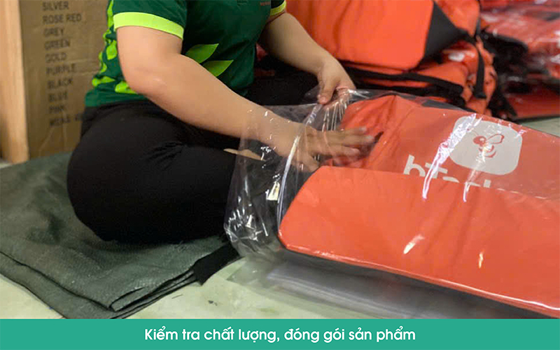 kiểm tra tổng thể và đóng gói sản phẩm balo laptop