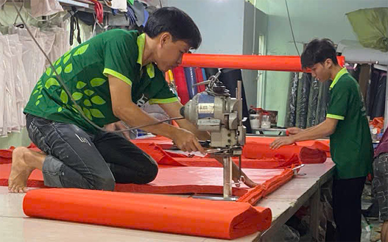 Quy trình may balo thời trang tại may Thiên Phú 