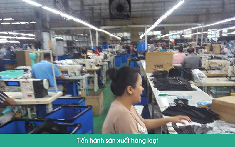 tiến hành sản xuất balo hàng loạt