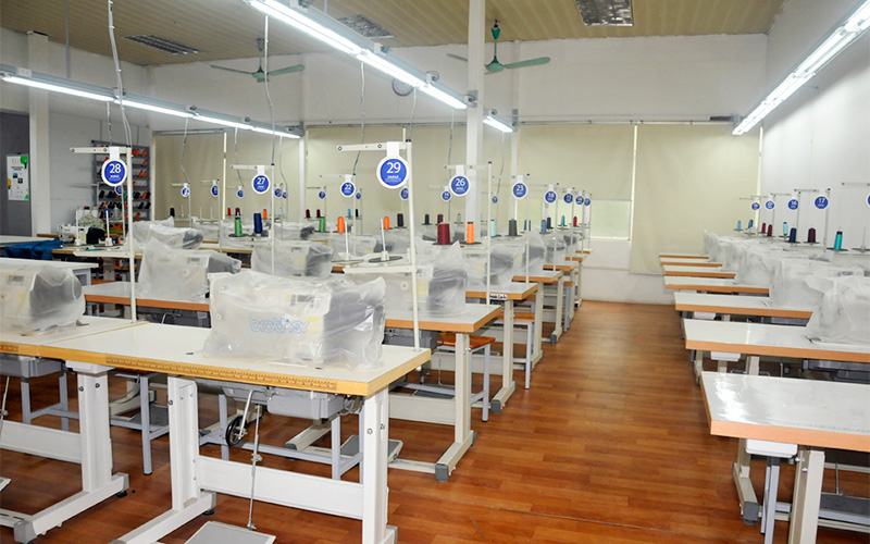 trang bị máy móc công nghệ cao để sản xuất balo dây rút